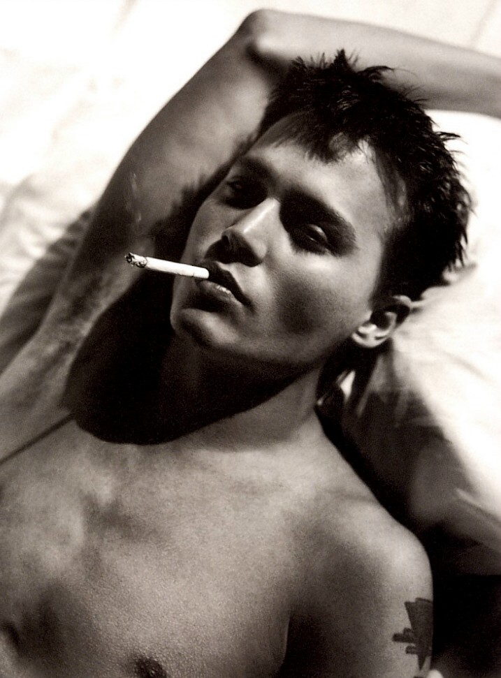 http://www.theplace.ru/archive/johnny_depp/img/bare002.jpg