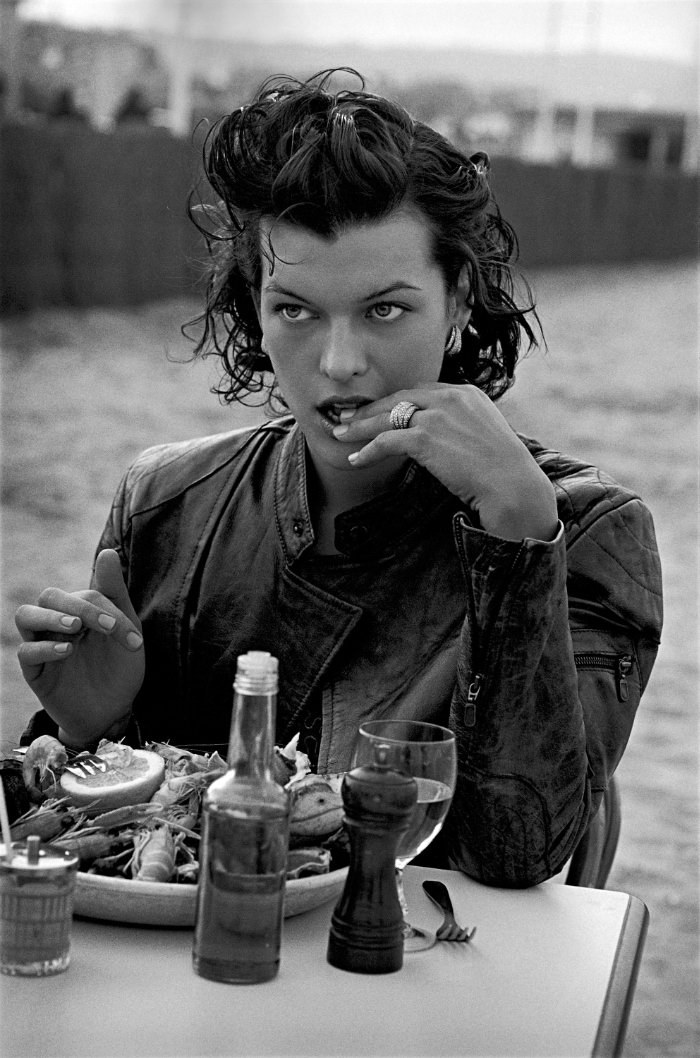 http://www.theplace.ru/archive/milla_jovovich/img/001-35.jpg