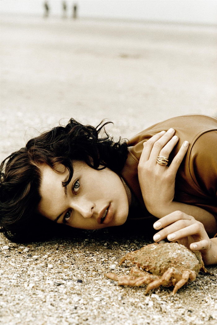 http://www.theplace.ru/archive/milla_jovovich/img/004-10.jpg