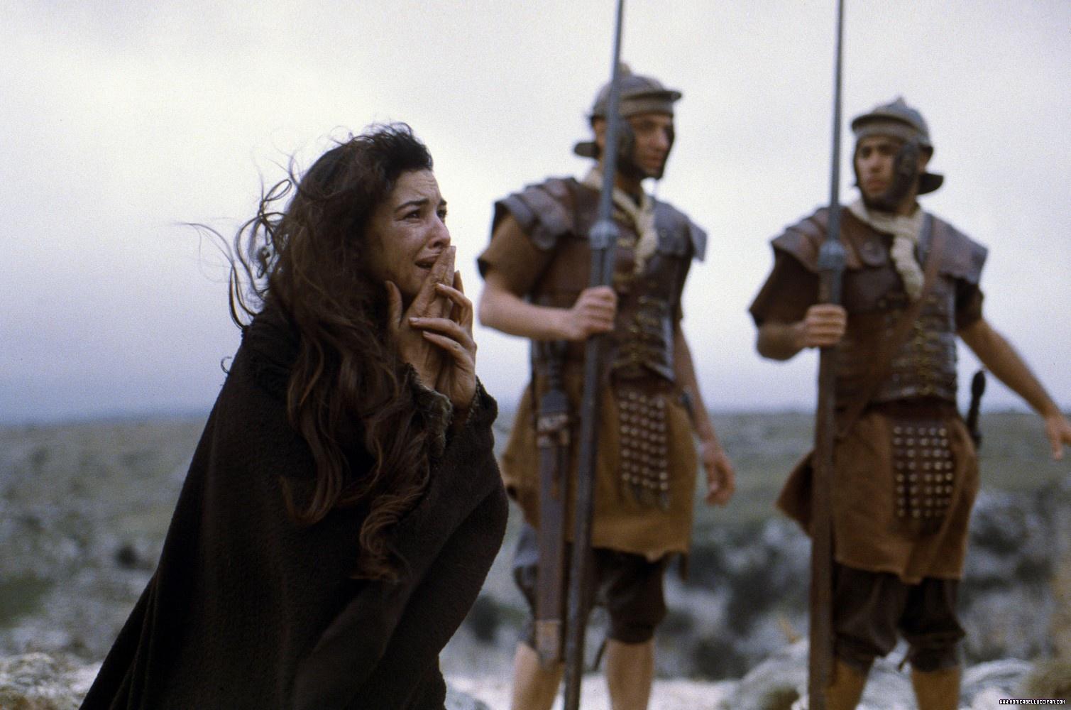 http://www.theplace.ru/archive/monica_bellucci/img/Kurupt_Monica_Belluc-3.jpg