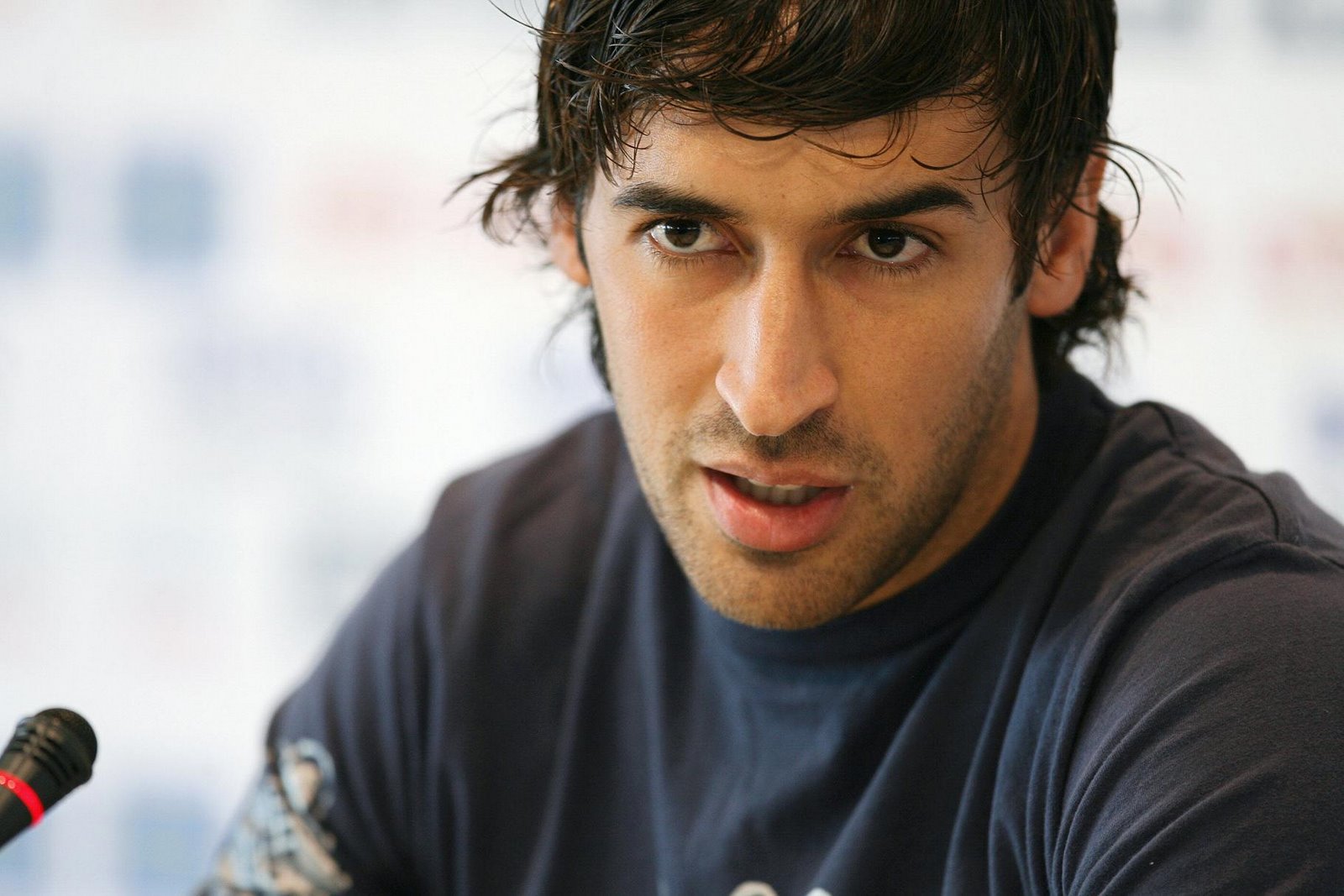 http://www.theplace.ru/archive/raul_gonzalez_blanco/img/o_real_madrid_raul_g.jpg