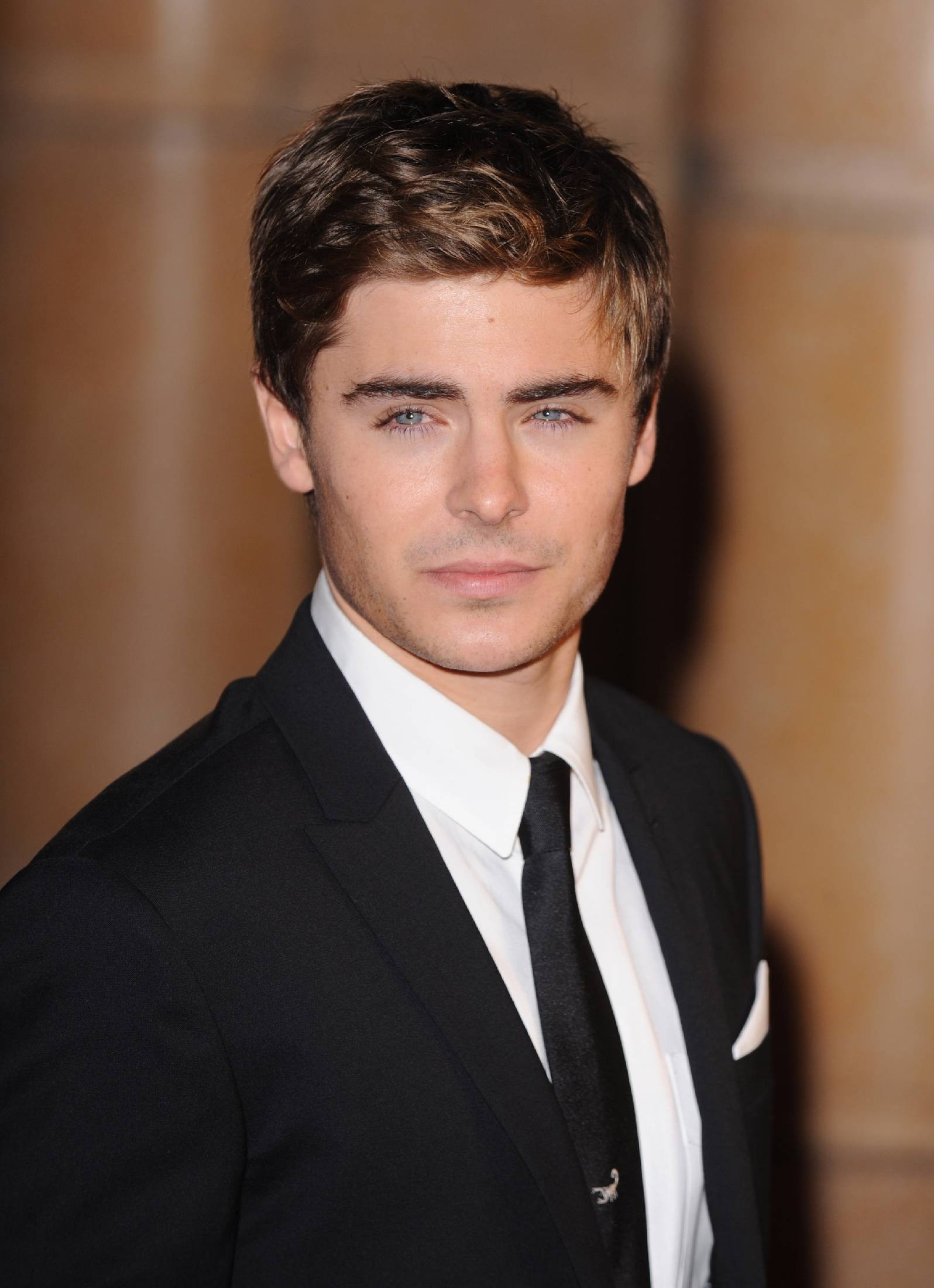 http://www.theplace.ru/archive/zac_efron/img/90114_ze_CELEBUTOPIA.jpg