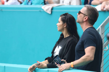 Adriana Lima at Miami Dolphins and New England Patriots game in Miami фото №931409