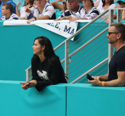 Adriana Lima at Miami Dolphins and New England Patriots game in Miami фото №931407