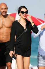 Adriana Lima in Bikini on the Beach in Miami  фото №964164