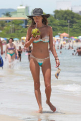  Alessandra Ambrosio in Bikini at the beach in Brazil фото №933565