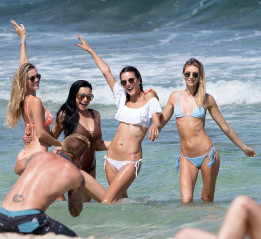 Alessandra Ambrosio in a Bikini – Having Fun on an Ibiza Beach фото №981990