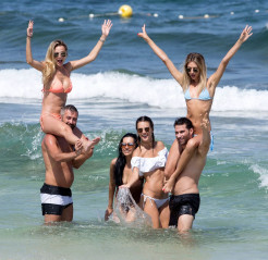Alessandra Ambrosio in a Bikini – Having Fun on an Ibiza Beach фото №981989