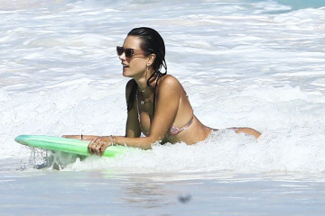 Alessandra Ambrosio in Bikini at a Beach in Bahamas фото №1041114