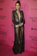Alessandra Ambrosio – Victoria’s Secret Fashion Show 2016 After Party in Paris фото №926672
