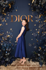 Alexandra Daddario-Dior Beauty Celebrates J’adore With Holiday Dinner фото №1328008