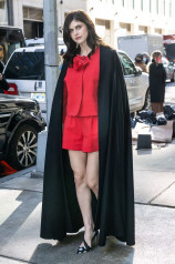 Alexandra Daddario-Carolina Herrera Show at New York Fashion Week фото №1337635