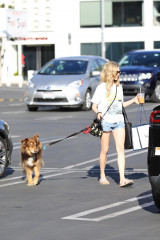 Amanda Seyfried Walking her dog in West Hollywood 03/08/2018 фото №1051877