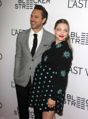 Amanda Seyfried – ‘The Last Word’ Premiere in Los Angeles фото №944667