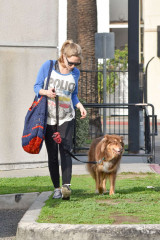 Amanda Seyfried With Her Dog Finn in Los Angeles фото №929082