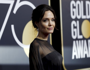 Angelina Jolie - Golden Globe Awards 01/07/2018 фото №1029694