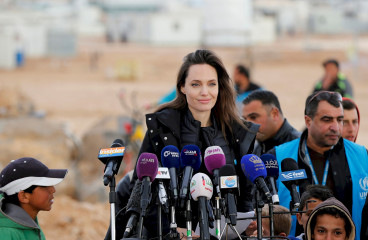 Angelina Jolie - Zaatari, Jordan - Visting the Zaatari Camp 01/28/2018 фото №1036473
