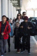 Angelina Jolie with her kids at Los Angeles International Airport фото №947299