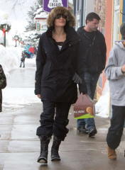 Angelina Jolie with her kids out in Crested Butte фото №931491