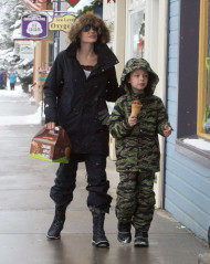 Angelina Jolie with her kids out in Crested Butte фото №931493