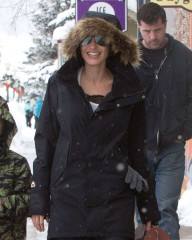 Angelina Jolie with her kids out in Crested Butte фото №931490