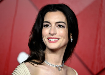 Anne Hathaway at The Fashion Awards presented by Pandora in London 12/04/23 фото №1382233