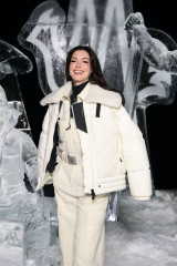Anne Hathaway – Moncler Fall/Winter 2024 Fashion Show in St Moritz фото №1387492