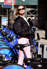 Behati Prinsloo – Arriving At The Victoria’s Secret Offices For Fittings In NY фото №1212087