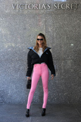 Behati Prinsloo – Arriving At The Victoria’s Secret Offices For Fittings In NY фото №1212088