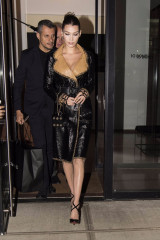 Bella Hadid - V Magazine dinner in honor of Karl Lagerfeld in New York 24/10/17 фото №1006282