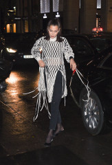 BELLA HADID Arrives at Hotel Costes in Paris 01/20/2018 фото №1033078