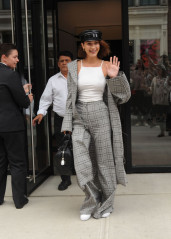 Bella Hadid Looks Stylish – Leaving Her Apartment in Manhattan фото №972765