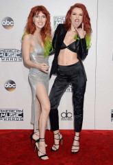 Bella Thorne – 2016 American Music Awards in Los Angeles фото №924727