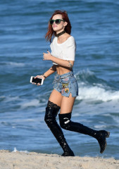 Bella Thorne at the Beach in Miami  фото №929671