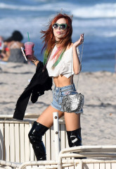 Bella Thorne at the Beach in Miami  фото №929672