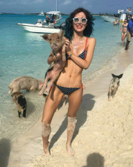 Bella Thorne in Bikini – Snapchat  фото №931852