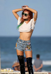 Bella Thorne in Jeans Shorts at the Beach in Miami фото №929776