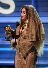 Beyonce – 59th GRAMMY Awards in Los Angeles фото №940418