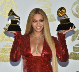 Beyonce – 59th GRAMMY Awards in Los Angeles фото №940419