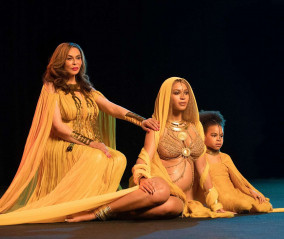 Beyonce – Performs at 59th GRAMMY Awards in Los Angeles фото №940460