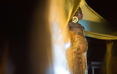 Beyonce – Performs at 59th GRAMMY Awards in Los Angeles фото №940455