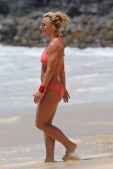 Britney Spears in orange bikini in Hawaii фото №956261
