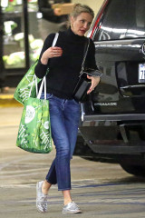 Cameron Diaz – Shopping at Whole Foods in LA  фото №931118