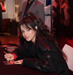 Camila Cabello - 'Romance' Signing Session in New York 12/12/2019 фото №1239377