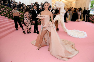 Camila Morrone – 2019 Met Gala фото №1169587