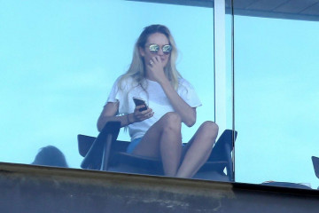 Candice Swanepoel in Shorts and Bikini Top on a balcony in Rio фото №946192