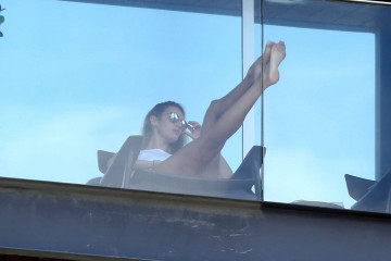 Candice Swanepoel in Shorts and Bikini Top on a balcony in Rio фото №946189