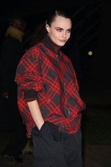 Cara Delevingne - Burberry’s Show During London Fashion Week  фото №1389044