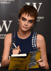 Cara Delevingne – Signing of Her Novel “Mirror, Mirror” in London фото №1001316