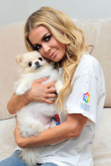 Carmen Electra Playing With her dog Rocky, Los Angeles 01/29/2018 фото №1077936